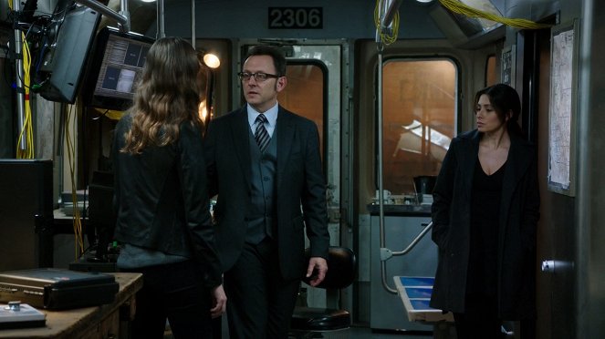 Person of Interest - The Cold War - Van film - Michael Emerson, Sarah Shahi