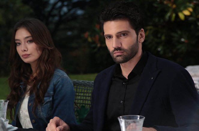 Endless Love - Season 1 - Episode 3 - Photos - Neslihan Atagül, Kaan Urgancıoğlu