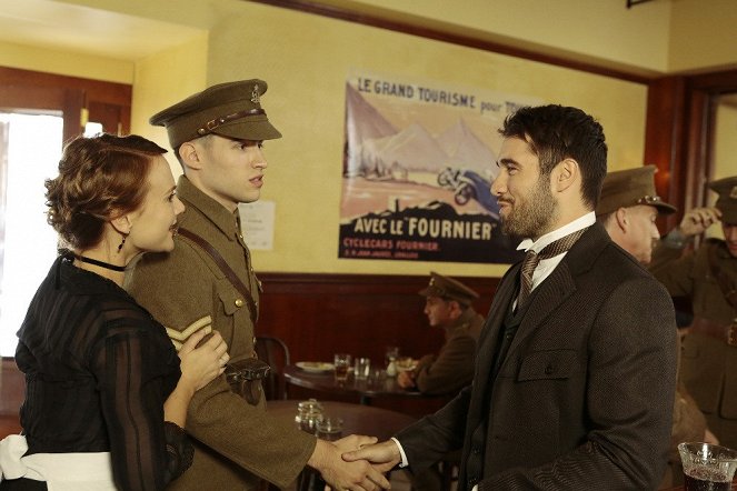 Time After Time - Picture Fades - Filmfotos - Leslie Fray, Cameron Cuffe, Josh Bowman