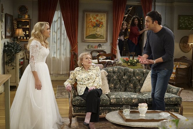 Young & Hungry - Season 5 - Young & Valentine's Day - Filmfotos - Emily Osment, Betty White, Jonathan Sadowski