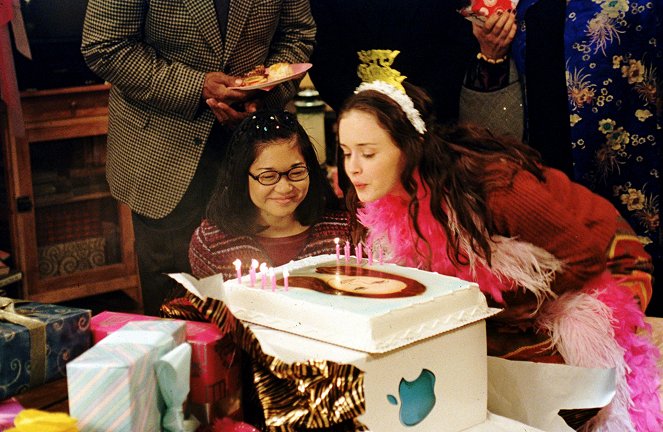 Gilmore Girls - Season 1 - Rory's Birthday Parties - Photos - Keiko Agena, Alexis Bledel