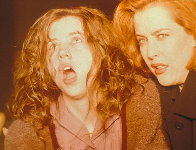The X-Files - All Souls - Photos - Emily Perkins, Gillian Anderson
