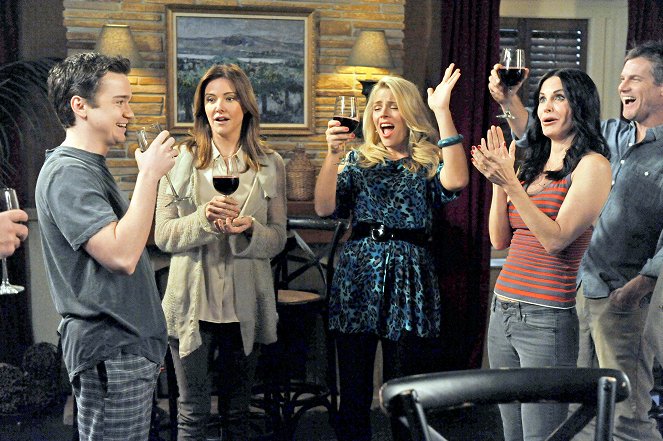 Cougar Town - My Life/Your World: Part 2 - Photos - Dan Byrd, Christa Miller, Busy Philipps, Courteney Cox