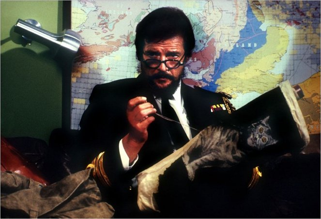 Assalto no Alto Mar - Do filme - Roger Moore