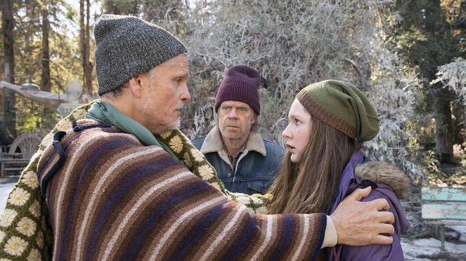 Shameless - A Yurt of One's Own - Photos - William H. Macy, Emma Kenney