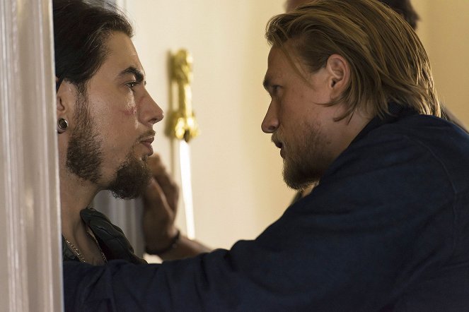 Sons of Anarchy - One One Six - Photos - Dave Navarro, Charlie Hunnam