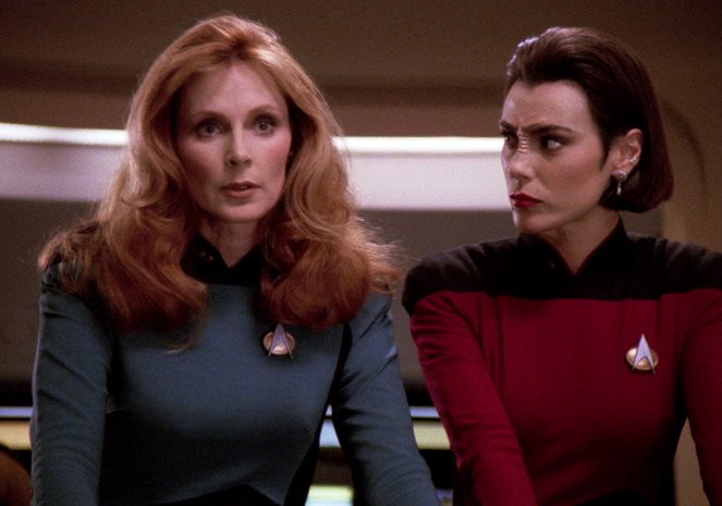 Star Trek: The Next Generation - Season 5 - Power Play - Photos - Gates McFadden, Michelle Forbes