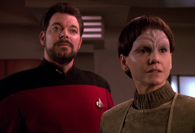 Star Trek: The Next Generation - Season 5 - The Outcast - Photos - Jonathan Frakes, Melinda Culea