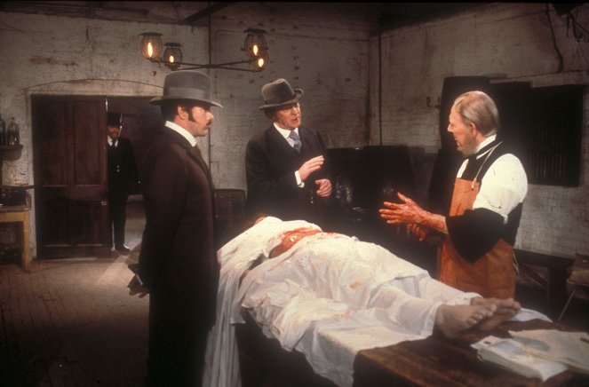 Jack the Ripper - Filmfotos - Lewis Collins, Michael Caine