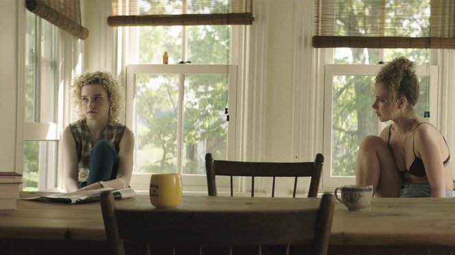 Na życiowym zakręcie - Z filmu - Julia Garner, Juno Temple
