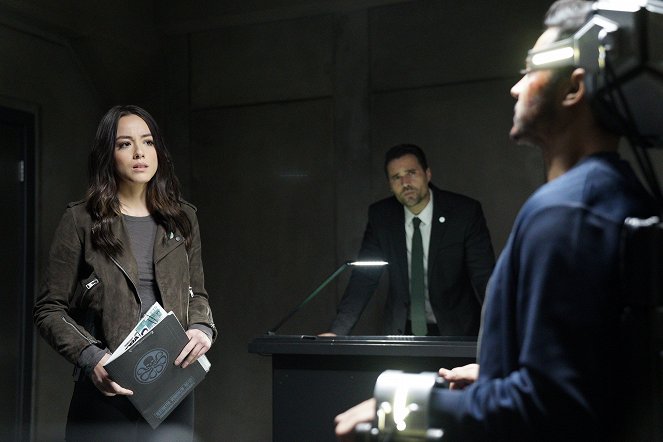 Agents of S.H.I.E.L.D. - Season 4 - What If... - Van film - Chloe Bennet, Brett Dalton