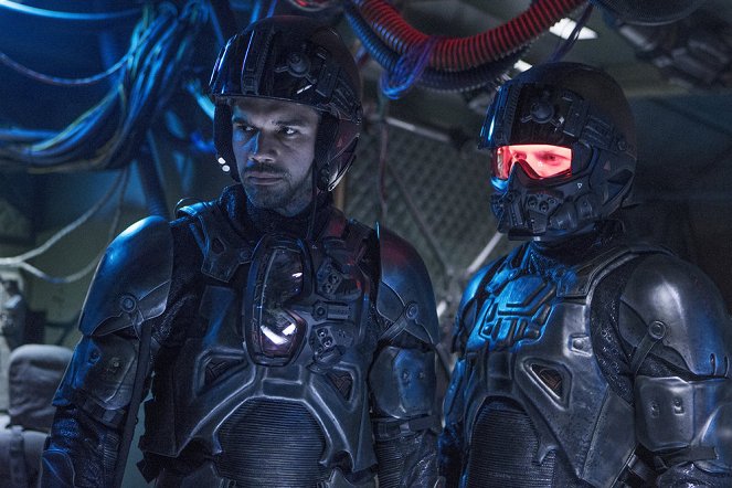 The Expanse - The Weeping Somnambulist - Photos - Steven Strait