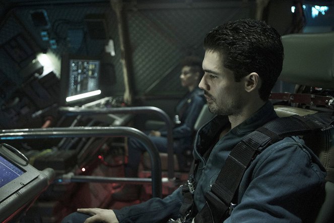 The Expanse - The Weeping Somnambulist - Photos - Steven Strait