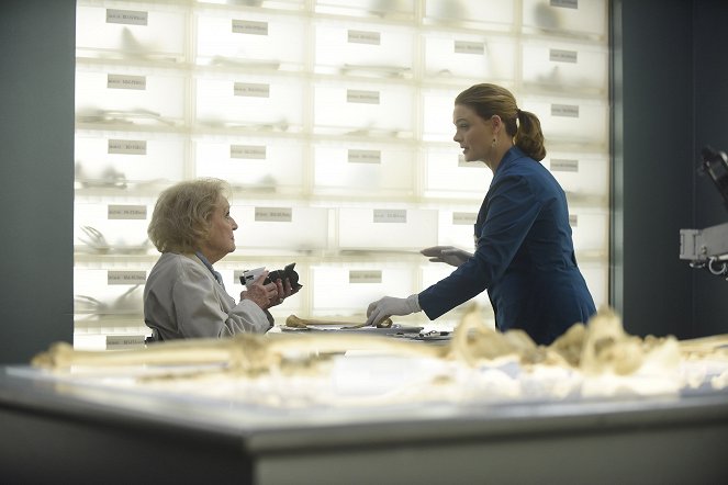 Bones - The Carpals in the Coy-Wolves - Photos - Betty White, Emily Deschanel