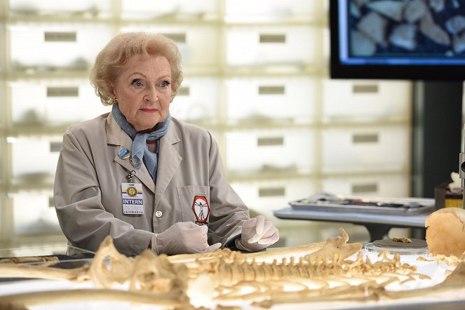 Dr. Csont - Season 11 - Farkasok közt - Filmfotók - Betty White