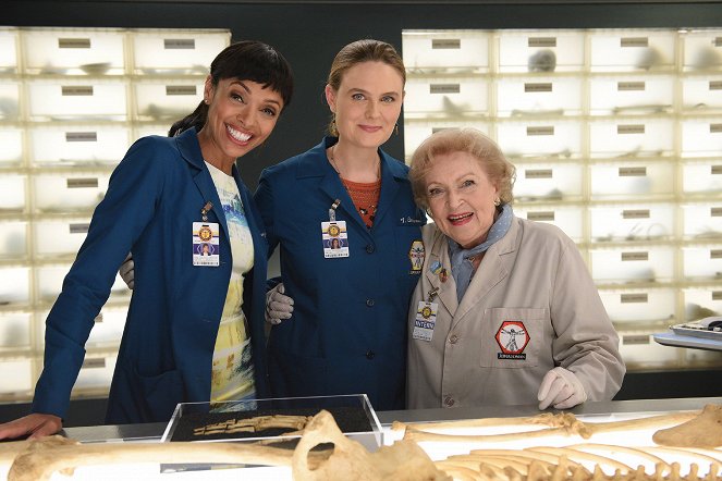 Bones - Season 11 - The Carpals in the Coy-Wolves - Making of - Tamara Taylor, Emily Deschanel, Betty White