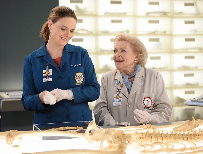 Dr. Csont - Season 11 - Farkasok közt - Filmfotók - Emily Deschanel, Betty White