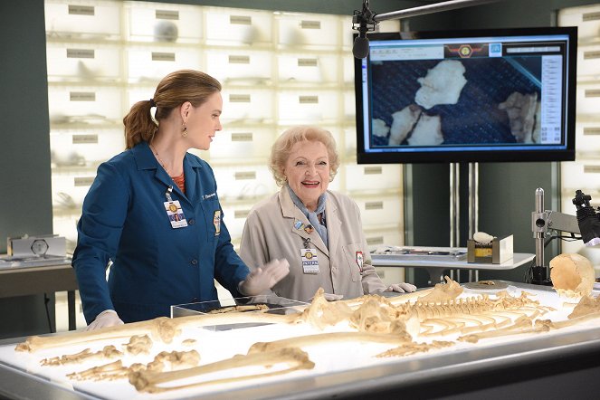 Bones - The Carpals in the Coy-Wolves - Photos - Emily Deschanel, Betty White