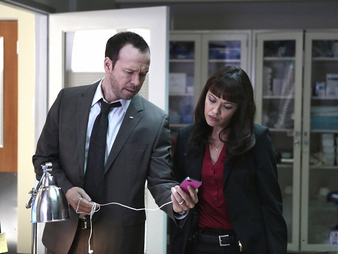 Blue Bloods - Crime Scene New York - The Truth About Lying - Photos - Donnie Wahlberg, Marisa Ramirez
