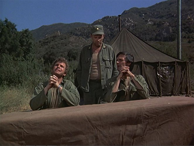 M*A*S*H - To Market, to Market - Photos - Wayne Rogers, Larry Linville, Alan Alda