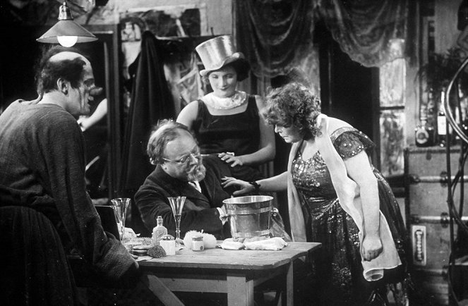 A kék angyal - Filmfotók - Reinhold Bernt, Emil Jannings, Marlene Dietrich, Rosa Valetti