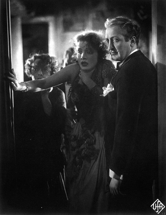 A kék angyal - Filmfotók - Rosa Valetti, Marlene Dietrich, Hans Albers