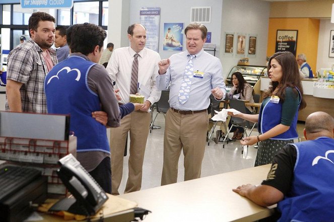 Superstore - Back to Work - Photos - Michael Bunin, Mark McKinney, America Ferrera