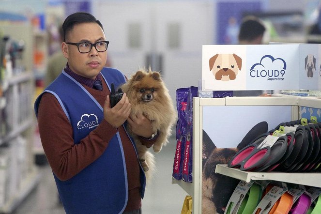 Superstore: Uma Loja de Inconveniências - Dia de Adoção de Cães - Do filme - Nico Santos