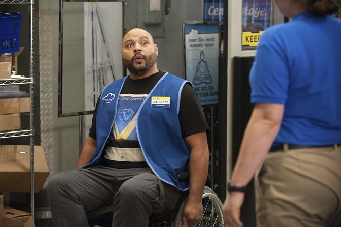 Superstore - Season 2 - Lost and Found - Photos - Colton Dunn