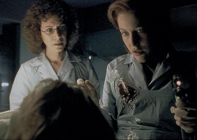 The X-Files - Drive - Photos - Mindy Seeger, Gillian Anderson