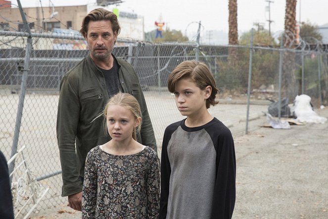 Colony - Totale Auslieferung - Filmfotos - Josh Holloway, Isabella Crovetti, Jacob Buster