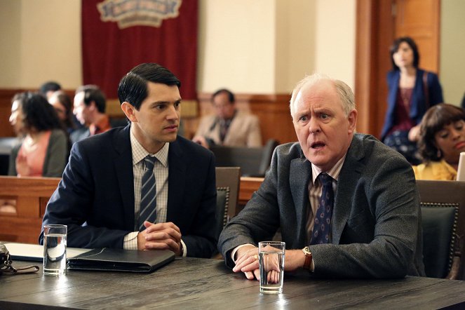 Trial & Error - A Wrench in the Case - Filmfotos - Nicholas D'Agosto, John Lithgow