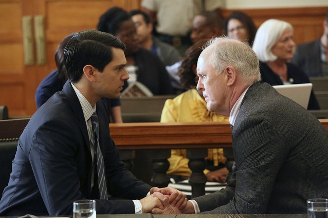 Trial & Error - A Wrench in the Case - Filmfotos - Nicholas D'Agosto, John Lithgow
