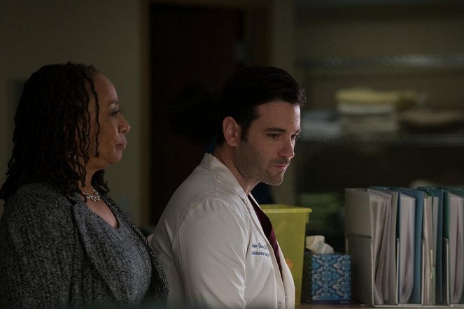 Chicago Med - Win Loss - Photos - S. Epatha Merkerson, Colin Donnell