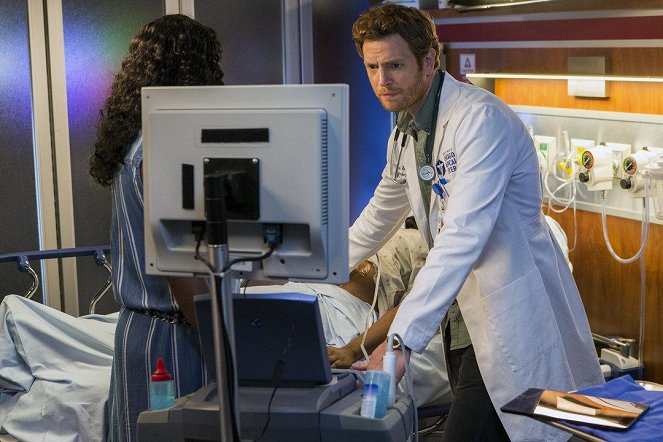 Chicago Med - Natural History - Photos - Nick Gehlfuss