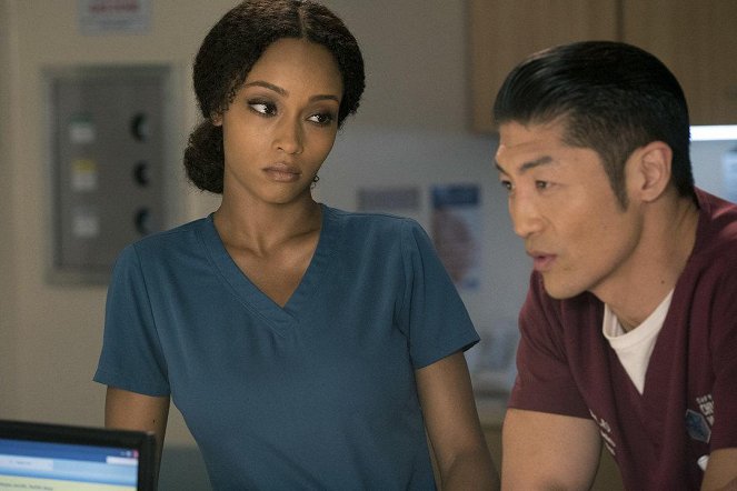 Chicago Med - Danger biologique - Film - Yaya DaCosta, Brian Tee