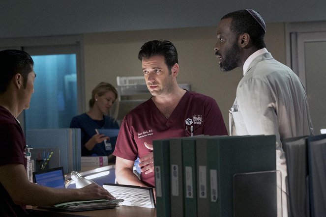 Chicago Med - Brother's Keeper - Z filmu - Colin Donnell, Ato Essandoh