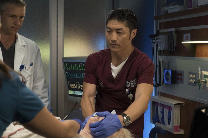 Chicago Med - Extreme Measures - Photos - Jeff Hephner, Brian Tee