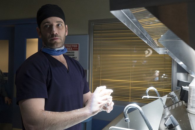 Chicago Med - Lessons Learned - Van film - Colin Donnell