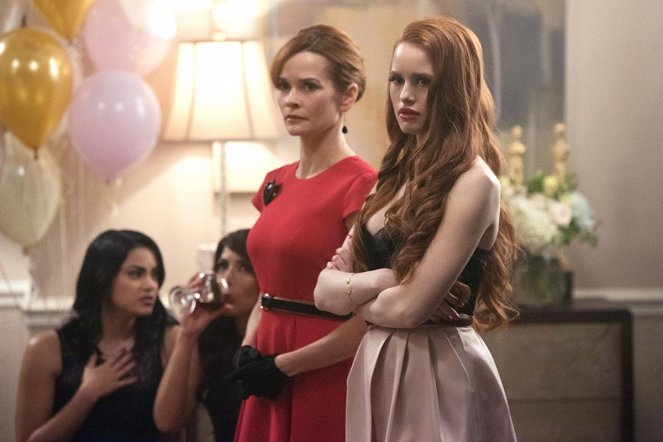 Riverdale - Season 1 - Chapter Eight: The Outsiders - Photos - Nathalie Boltt, Madelaine Petsch