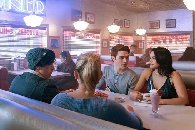 Riverdale - Chapter Eight: The Outsiders - Photos - Cole Sprouse, K.J. Apa, Camila Mendes