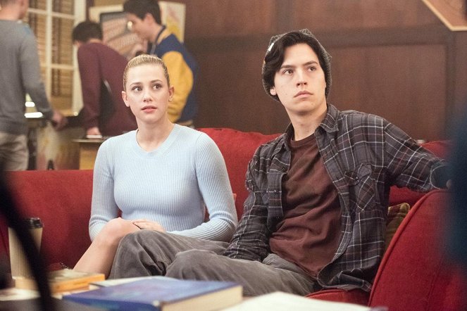 Riverdale - Season 1 - Chapter Eight: The Outsiders - Photos - Lili Reinhart, Cole Sprouse