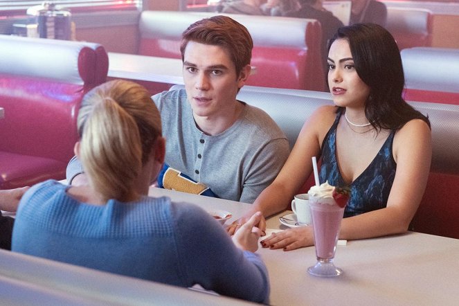 Riverdale - Chapter Eight: The Outsiders - Photos - K.J. Apa, Camila Mendes
