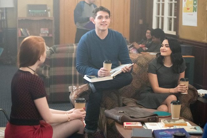 Riverdale - Season 1 - Chapter Eight: The Outsiders - Photos - Casey Cott, Camila Mendes
