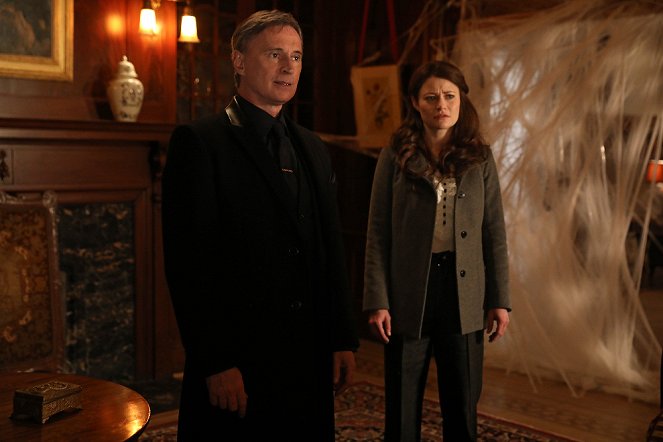 Once Upon a Time - Mother's Little Helper - Photos - Robert Carlyle, Emilie de Ravin