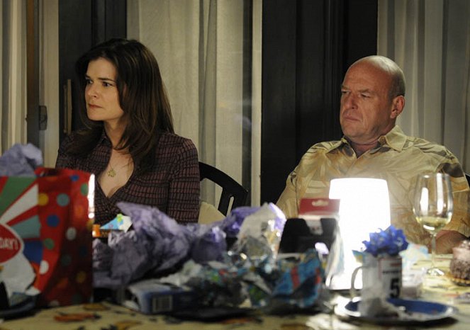 Breaking Bad - Fifty-One - Photos - Betsy Brandt, Dean Norris