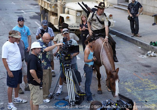 The Walking Dead - Days Gone Bye - Van de set - Frank Darabont, Andrew Lincoln