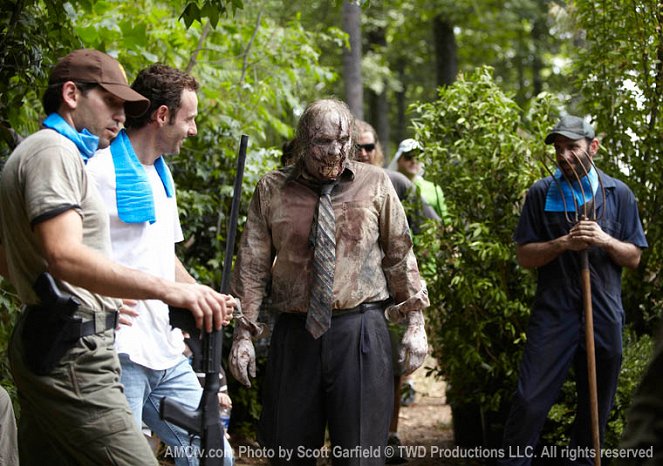 The Walking Dead - Vá falar com sapos - De filmagens - Jon Bernthal, Andrew Lincoln