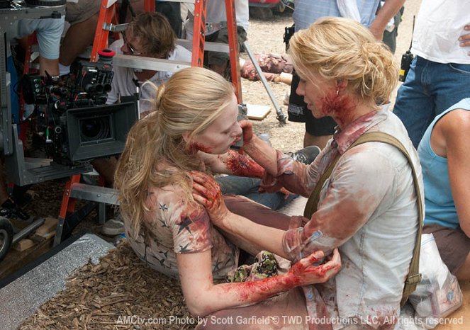 The Walking Dead - Wildfire - Van de set - Emma Bell, Laurie Holden