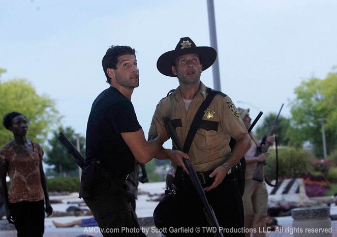 The Walking Dead - Wildfire - Photos - Jon Bernthal, Andrew Lincoln